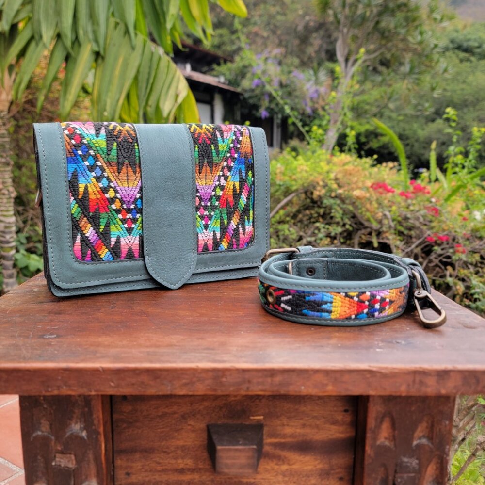 Unique Guatemalan Leather Handbag - Recycled Huipil & Green Leather (Temoatzin) - Picture 2 of 3